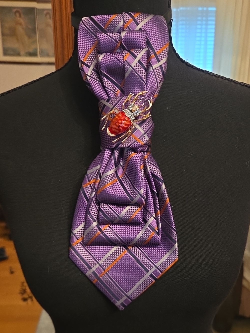 Purple Patterned Men’s Necktie with Decorative Brooch